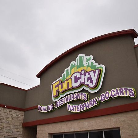 Fun City Resort Hotel Burlington Buitenkant foto