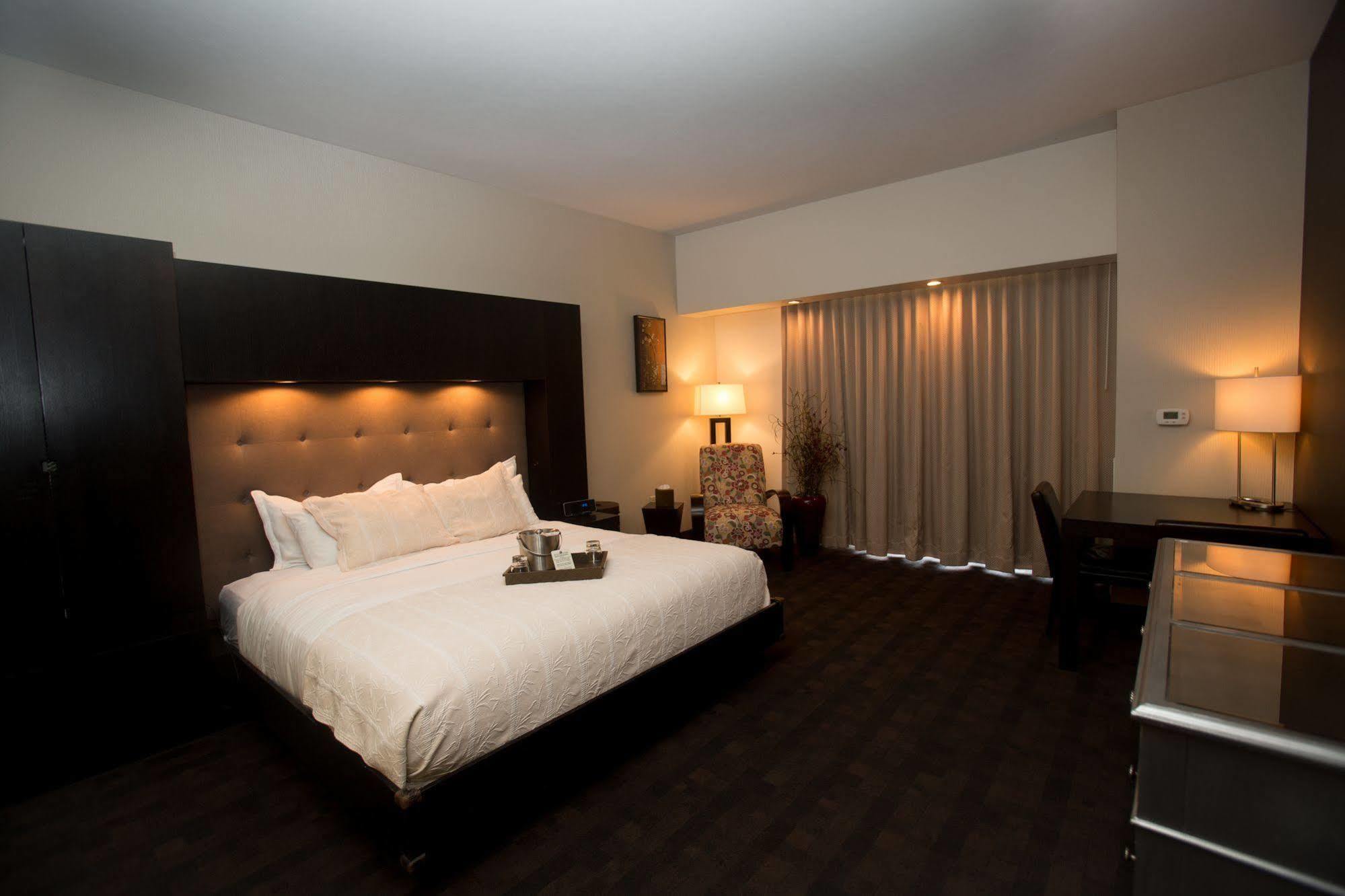 Fun City Resort Hotel Burlington Buitenkant foto